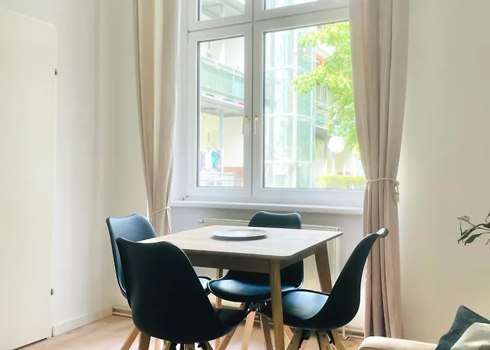 Schoenbrunn Family Retreat Spacious 3br 6-7 Sleeps - Steps To Metro & Park *